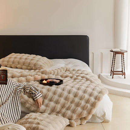 Luxury Faux Fur Weighted Blanket 59" x 79" – Ultra-Soft Chunky Knit Throw for Cozy Comfort
