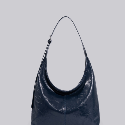 Black Shoulder Bag – Minimalist Design with Spacious Storage